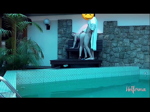 ❤️ El cap convida la criada a la piscina, però no va poder resistir-se a una calor ❤❌ Vídeo porno a nosaltres ﹏